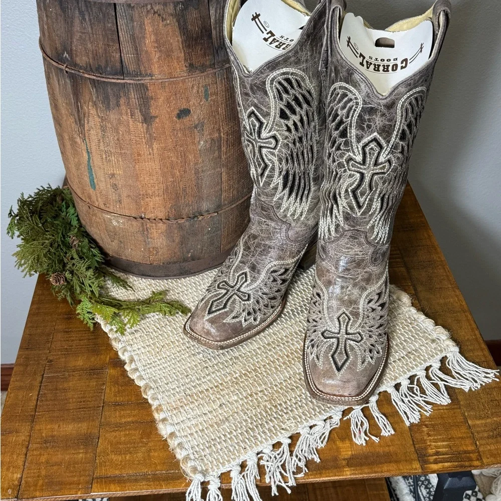 Women’s Corral Western Cowboy Boots with Black Inlay Wing and Cross Design - Picture 2 of 8